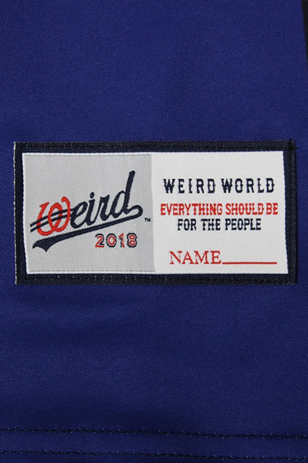 위얼드월드 챔피언스 리그 스타디움 싸커 저지 BLACK은 남성용 축구 유니폼입니다. 블랙과 블루 컬러로 출시되었으며, 스포츠 활동에 적합하도록 흡습 및 통기 기능을 갖춘 폴리에스테르 소재로 제작되었습니다. 봄, 여름 시즌에 착용하기 좋으며, 레귤러 핏과 라운드넥 디자인에 카모, 도트, 프린트 패턴의 그래픽 디자인 포인트를 더해 스포티한 스타일을 연출합니다.
