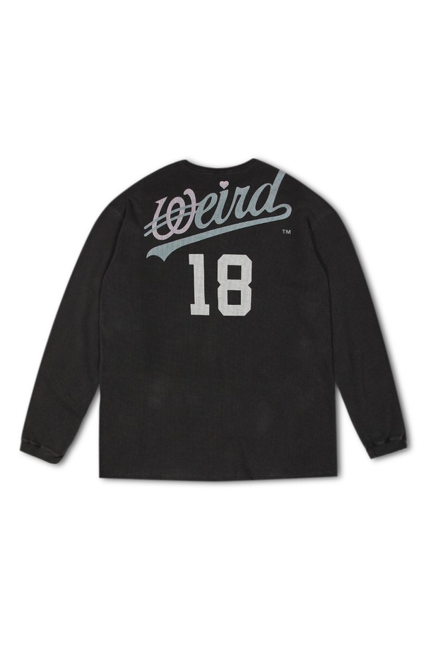 위얼드월드_오버프린트 와플 롱슬리브_그레이는 부드러운 면 소재로 제작되어 편안한 착용감을 선사합니다. 봄, 가을 시즌에 어울리는 오버핏 롱슬리브 티셔츠로, 스트릿 및 캐주얼 스타일을 연출하기 좋습니다. 등판 웨이브 로고 그래픽과 와플 패턴, DTP 프린팅 기법을 사용하여 빈티지한 느낌을 더했습니다. 일상 속에서 개성 있는 스타일을 완성해보세요.
