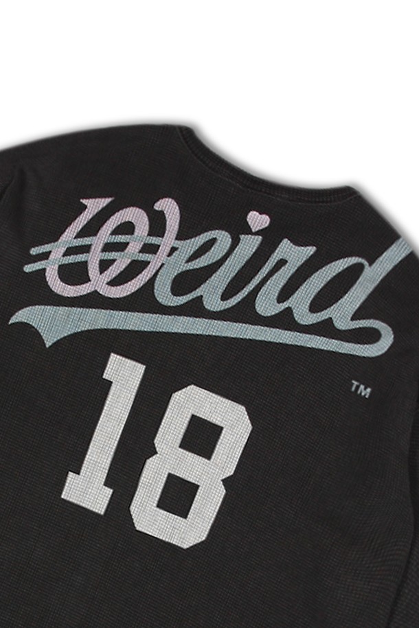 위얼드월드_오버프린트 와플 롱슬리브_그레이는 부드러운 면 소재로 제작되어 편안한 착용감을 선사합니다. 봄, 가을 시즌에 어울리는 오버핏 롱슬리브 티셔츠로, 스트릿 및 캐주얼 스타일을 연출하기 좋습니다. 등판 웨이브 로고 그래픽과 와플 패턴, DTP 프린팅 기법을 사용하여 빈티지한 느낌을 더했습니다. 일상 속에서 개성 있는 스타일을 완성해보세요.
