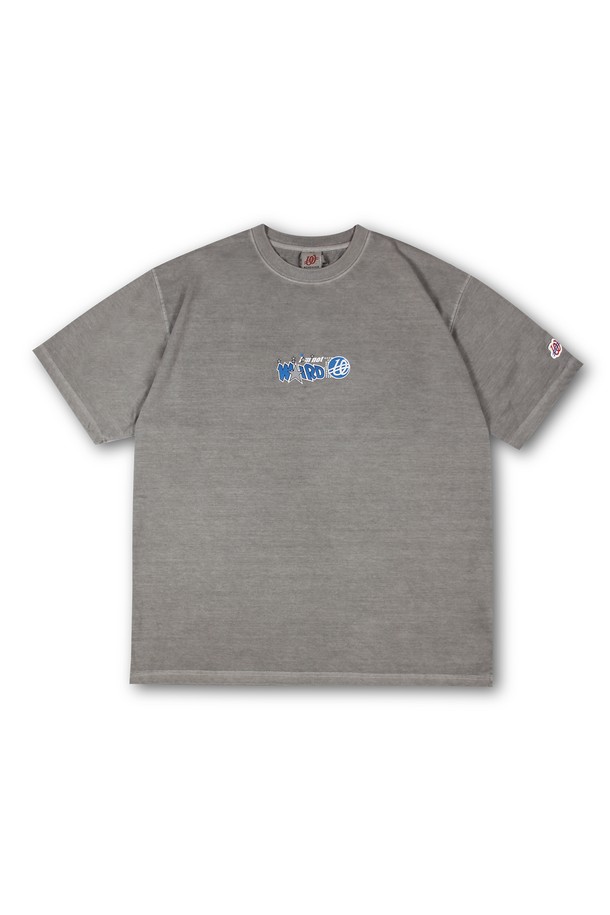 위얼드월드_I'M NOT WEIRD 피그먼트 티셔츠_LIGHT GREY는 고밀도 CP 싱글 원단에 피그먼트 가먼트 다잉 처리하여 빈티지한 무드를 더했습니다. DTP 프린팅으로 개성 있는 로고를 표현했으며, 테트라포드 텀블 처리로 자연스러운 핏을 완성했습니다. 라운드넥, 반소매 디자인으로 캐주얼, 스트릿, 미니멀 스타일을 연출하며, 봄, 여름 시즌 동네 마실룩, 여행룩으로 활용하기 좋습니다.
