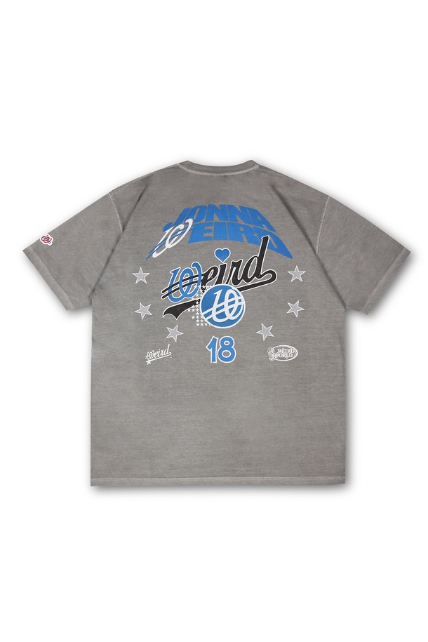 위얼드월드_I'M NOT WEIRD 피그먼트 티셔츠_LIGHT GREY는 고밀도 CP 싱글 원단에 피그먼트 가먼트 다잉 처리하여 빈티지한 무드를 더했습니다. DTP 프린팅으로 개성 있는 로고를 표현했으며, 테트라포드 텀블 처리로 자연스러운 핏을 완성했습니다. 라운드넥, 반소매 디자인으로 캐주얼, 스트릿, 미니멀 스타일을 연출하며, 봄, 여름 시즌 동네 마실룩, 여행룩으로 활용하기 좋습니다.
