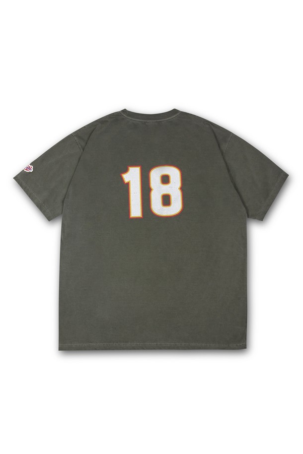 위얼드월드_위얼드 타워 피그먼트 티셔츠_카키는 캐주얼, 스트릿 스타일을 즐기는 남녀 모두에게 어울리는 상의입니다. 봄, 여름, 가을 계절에 적합하며, 일상생활과 여행 시 편안하게 착용할 수 있습니다. 피그먼트 워싱 가공을 통해 빈티지한 카키 컬러감을 살렸으며, DTP 프린팅으로 위얼드월드의 개성을 드러냅니다. 넥 라인은 라운드넥, 소매는 반소매이며, 테트론 텀블 가공으로 수축을 방지하여 실용성을 더했습니다. 면과 폴리에스테르 혼방 소재로 제작되어 편안한 착용감을 선사합니다.
