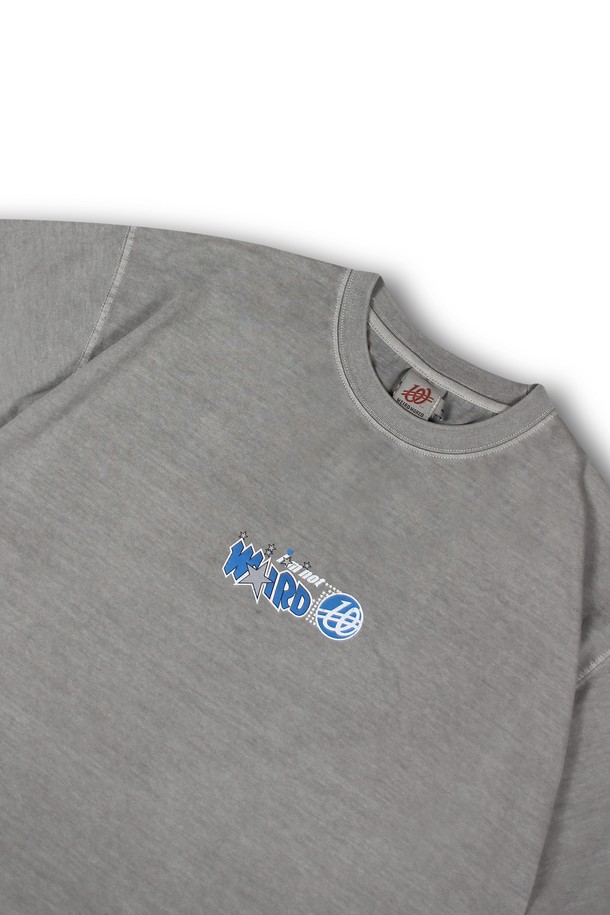 위얼드월드_I'M NOT WEIRD 피그먼트 티셔츠_LIGHT GREY는 고밀도 CP 싱글 원단에 피그먼트 가먼트 다잉 처리하여 빈티지한 무드를 더했습니다. DTP 프린팅으로 개성 있는 로고를 표현했으며, 테트라포드 텀블 처리로 자연스러운 핏을 완성했습니다. 라운드넥, 반소매 디자인으로 캐주얼, 스트릿, 미니멀 스타일을 연출하며, 봄, 여름 시즌 동네 마실룩, 여행룩으로 활용하기 좋습니다.
