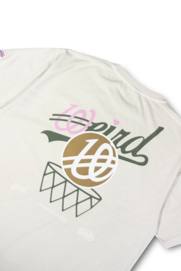 위얼드월드_웨이브 바스켓볼 피그먼트 티셔츠_IVORY는 스트릿 및 스포티 무드를 연출하는 공용 티셔츠입니다. 봄, 여름 시즌에 어울리는 레귤러핏 반소매 디자인으로, 피그먼트 가먼트 다잉 처리와 DTP 그라데이션 프린팅으로 빈티지한 멋을 더했습니다. 고밀도 CP 단일 원단과 아이보리 컬러, 라운드넥 디자인으로 여행룩, 산책룩 등 다양한 TPO에 활용하기 좋습니다.
