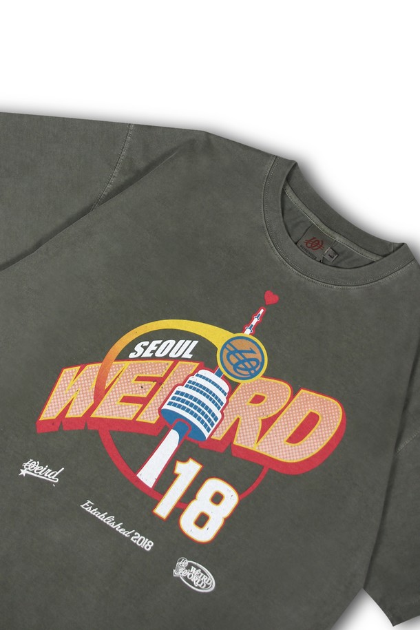 위얼드월드_위얼드 타워 피그먼트 티셔츠_카키는 캐주얼, 스트릿 스타일을 즐기는 남녀 모두에게 어울리는 상의입니다. 봄, 여름, 가을 계절에 적합하며, 일상생활과 여행 시 편안하게 착용할 수 있습니다. 피그먼트 워싱 가공을 통해 빈티지한 카키 컬러감을 살렸으며, DTP 프린팅으로 위얼드월드의 개성을 드러냅니다. 넥 라인은 라운드넥, 소매는 반소매이며, 테트론 텀블 가공으로 수축을 방지하여 실용성을 더했습니다. 면과 폴리에스테르 혼방 소재로 제작되어 편안한 착용감을 선사합니다.
