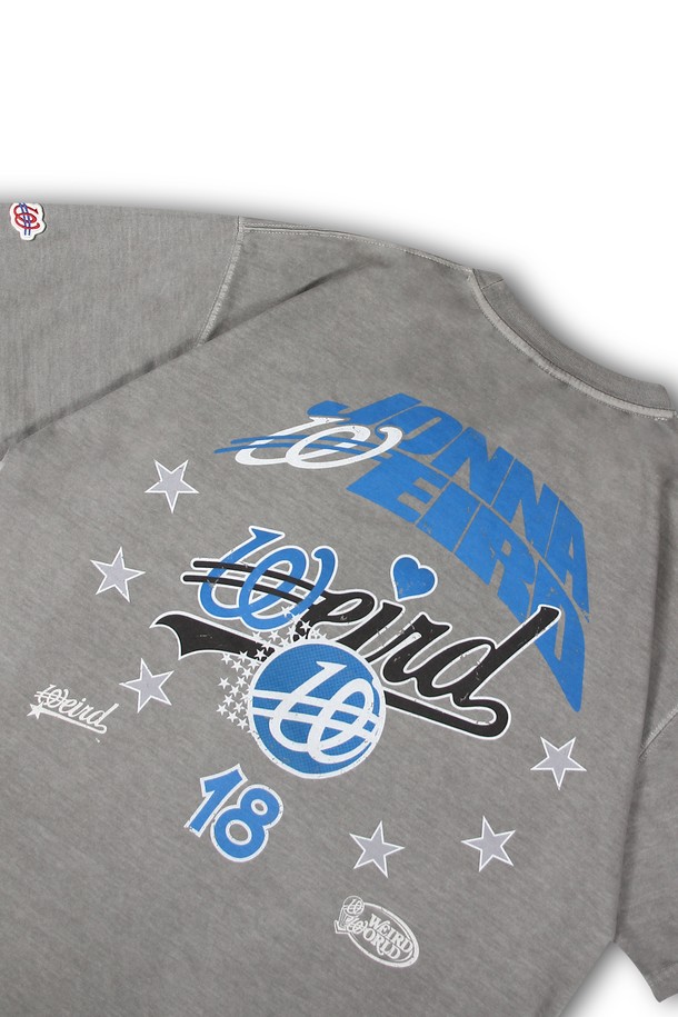 위얼드월드_I'M NOT WEIRD 피그먼트 티셔츠_LIGHT GREY는 고밀도 CP 싱글 원단에 피그먼트 가먼트 다잉 처리하여 빈티지한 무드를 더했습니다. DTP 프린팅으로 개성 있는 로고를 표현했으며, 테트라포드 텀블 처리로 자연스러운 핏을 완성했습니다. 라운드넥, 반소매 디자인으로 캐주얼, 스트릿, 미니멀 스타일을 연출하며, 봄, 여름 시즌 동네 마실룩, 여행룩으로 활용하기 좋습니다.
