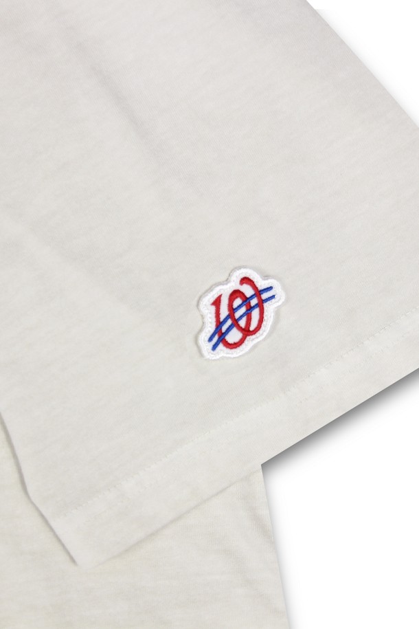 위얼드월드_웨이브 바스켓볼 피그먼트 티셔츠_IVORY는 스트릿 및 스포티 무드를 연출하는 공용 티셔츠입니다. 봄, 여름 시즌에 어울리는 레귤러핏 반소매 디자인으로, 피그먼트 가먼트 다잉 처리와 DTP 그라데이션 프린팅으로 빈티지한 멋을 더했습니다. 고밀도 CP 단일 원단과 아이보리 컬러, 라운드넥 디자인으로 여행룩, 산책룩 등 다양한 TPO에 활용하기 좋습니다.
