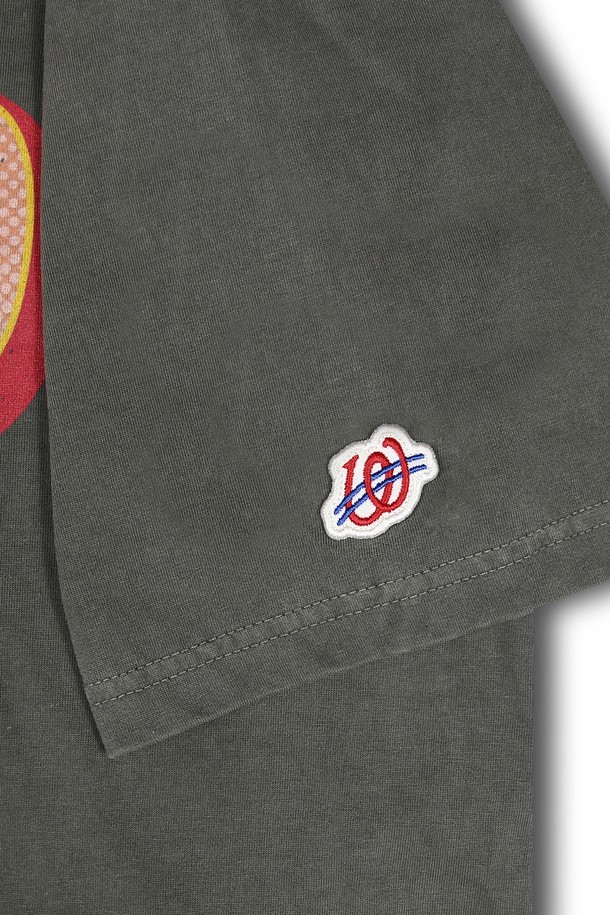 위얼드월드_위얼드 타워 피그먼트 티셔츠_카키는 캐주얼, 스트릿 스타일을 즐기는 남녀 모두에게 어울리는 상의입니다. 봄, 여름, 가을 계절에 적합하며, 일상생활과 여행 시 편안하게 착용할 수 있습니다. 피그먼트 워싱 가공을 통해 빈티지한 카키 컬러감을 살렸으며, DTP 프린팅으로 위얼드월드의 개성을 드러냅니다. 넥 라인은 라운드넥, 소매는 반소매이며, 테트론 텀블 가공으로 수축을 방지하여 실용성을 더했습니다. 면과 폴리에스테르 혼방 소재로 제작되어 편안한 착용감을 선사합니다.
