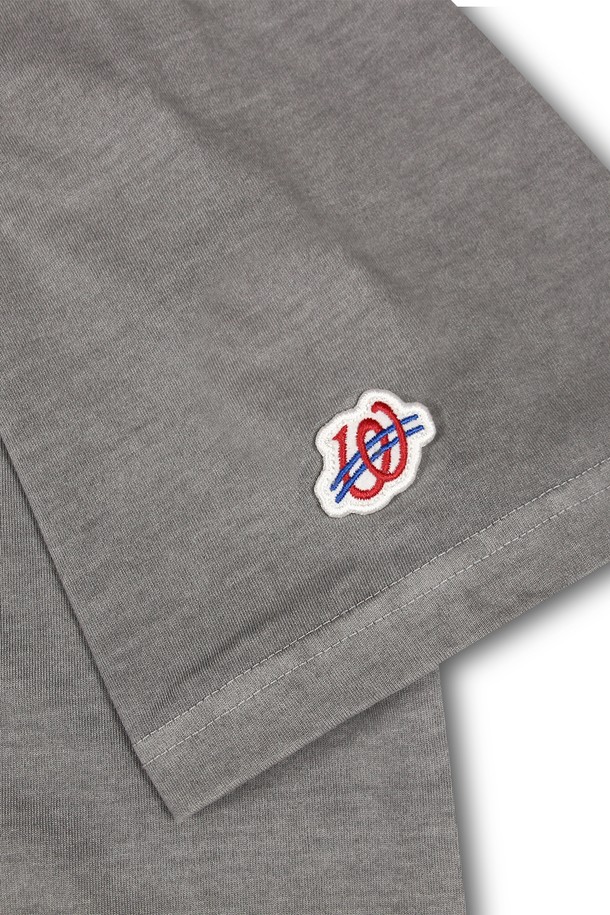 위얼드월드_I'M NOT WEIRD 피그먼트 티셔츠_LIGHT GREY는 고밀도 CP 싱글 원단에 피그먼트 가먼트 다잉 처리하여 빈티지한 무드를 더했습니다. DTP 프린팅으로 개성 있는 로고를 표현했으며, 테트라포드 텀블 처리로 자연스러운 핏을 완성했습니다. 라운드넥, 반소매 디자인으로 캐주얼, 스트릿, 미니멀 스타일을 연출하며, 봄, 여름 시즌 동네 마실룩, 여행룩으로 활용하기 좋습니다.
