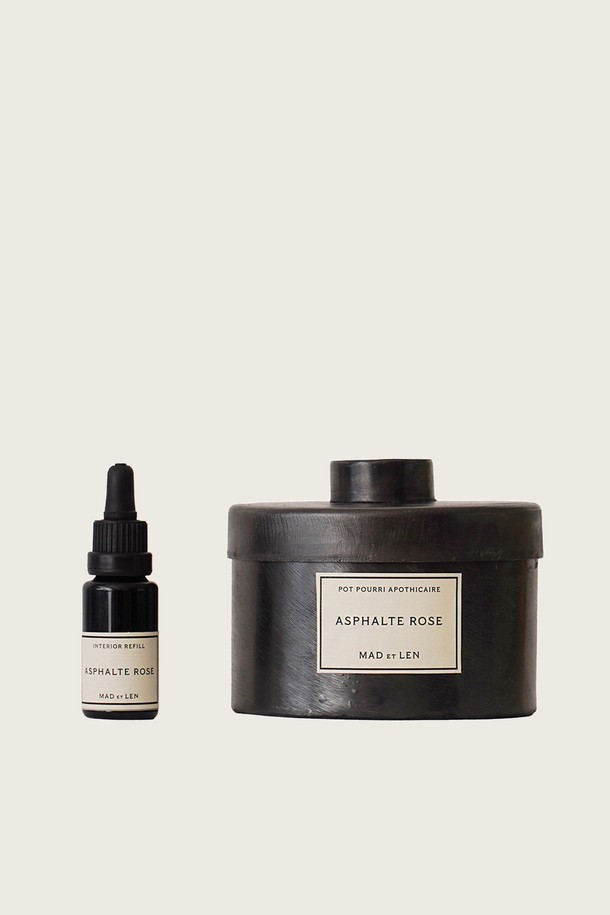 마드에렌 ASPHALTE ROSE (아스팔트로즈) 스몰 스톤포푸리 다포디케르는 블랙 아이언 케이스, 식물성 앰버 스톤, 그리고 15ML 리필 오일로 구성된 홈데코/디퓨저 제품입니다. 수제작, 핸드메이드 방식으로 제작되어 케이스와 라벨 위치는 제품마다 차이가 있을 수 있습니다. 아스팔트 로즈 향을 담아 15~20㎡ 공간에 은은한 향기를 선사하며, 방향 기능을 제공합니다. 스몰 사이즈로 제작되었으며, 공간과 사용자에 따라 사용 범위는 달라질 수 있습니다.
