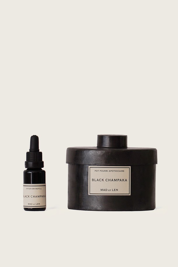 마드에렌 BLACK CHAMPAK(블랙 샴파카) 스몰 스톤포푸리 다포디케르는 수제작으로 완성된 블랙 컬러의 홈데코/방향제입니다. 샴파카, 벤조인, 발삼, 웜노트 향의 조화가 매력적이며, 공간에 은은하고 따뜻한 향기를 선사합니다. 철제와 스톤 소재로 제작되었으며, 고급스러운 빈티지 디자인을 담았습니다. 리필 오일 15ml와 케이스로 구성되어 있으며, 리필하여 반영구적으로 사용 가능합니다. 친환경적이며 CMR 무첨가, 석재를 사용하여 안심하고 사용할 수 있습니다.
