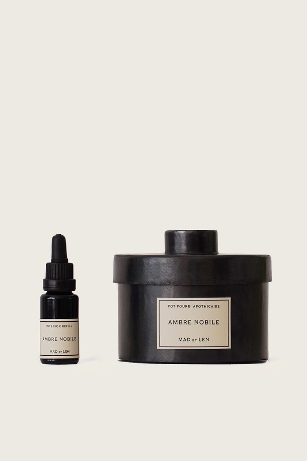마드에렌 앰버 노블(암브르노빌) 스몰 스톤포푸리 다포디케르는 실내 공간에 은은한 향기를 더하는 홈 데코 디퓨저입니다. 핸드메이드 블랙 아이언 케이스에 앰버 스톤과 라바 스톤, 그리고 15ML 리필 오일로 구성되어 있습니다. 블랙 컬러의 모던한 디자인으로, 12x10cm 스몰 사이즈이며, 15~20m² 공간에 사용하기 적합합니다. 앰버 미네랄과 스모크 파프리카 향이 조화롭게 어우러져 편안한 분위기를 연출하며, 리필 가능 및 향 강도 조절이 가능합니다.