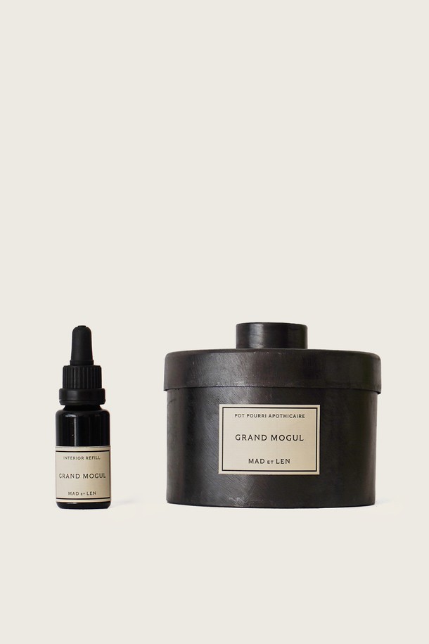 마드에렌 GRAND MOGUL (그랑모굴) 스몰 스톤포푸리 다포디케르 앰버 라바는 실내 공간에 은은한 향을 더하는 방향제입니다. 블랙 컬러의 스톤포푸리 타입이며, 앰버 향을 풍성하게 발산합니다. 스몰 사이즈로, 디퓨저 용기에 담겨 세련된 연출이 가능합니다. 공간에 고급스러운 분위기를 선사하는 아이템입니다.
