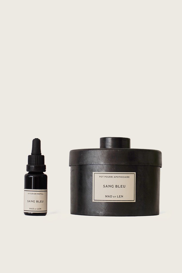 마드에렌(Maderen) SANG BLEU(상블루) 스몰 스톤포푸리 다포디케르 앰버 라바는 모던한 스타일의 실내 방향 제품입니다. 블랙 컬러의 수제 철제 케이스에 앰버스톤과 라바스톤을 담아 SANG BLEU(상블루) 향을 은은하게 퍼뜨립니다. 다크 카시스, 로즈 향의 리필 오일 15ML가 포함되어 있으며, 향의 강도를 조절할 수 있습니다. 공간에 고급스러운 분위기를 더하는 특별한 아이템입니다.
