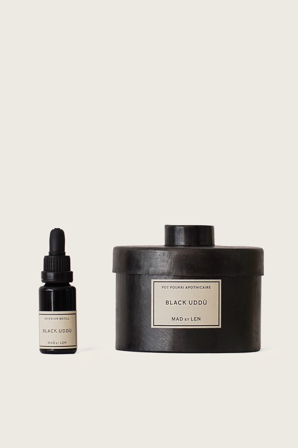마드에렌 BLACK UDDU(블랙 우두) 블랙우두 스몰 스톤포푸리 다포디케르 앰버 라바는 가죽, 플로럴, 앰버 향을 담은 실내 방향 제품입니다. 수제작 블랙 아이언 케이스, 베지터블 앰버스톤/라바스톤, 15ml 리필 오일로 구성되어 있으며, 스몰 사이즈로 15-20m² 공간에 적합합니다. 향 강도 조절이 가능하며 리필하여 사용할 수 있어 실용적입니다. 블랙 컬러의 철제 케이스와 앰버스톤, 라바스톤의 조화가 고급스러운 분위기를 연출합니다.