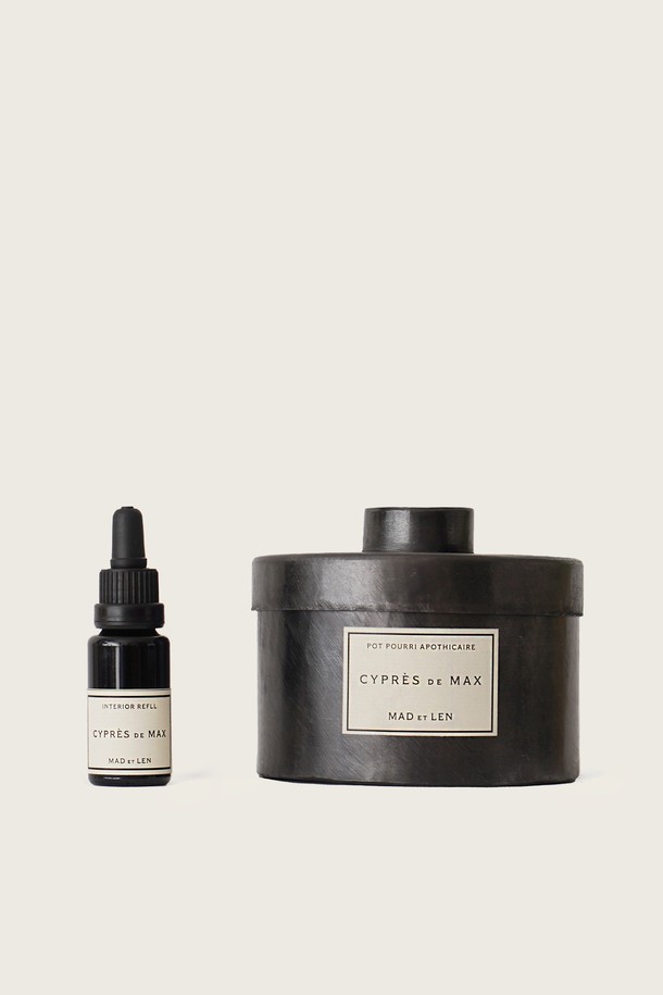 마드에렌 시프레스 드 막스 스몰 스톤포푸리 디퓨저는 블랙 아이언 케이스와 식물성 앰버 스톤, 15ml 리필 오일로 구성된 실내 방향 제품입니다. 시더, 사이프러스, 만다린 향의 조화가 은은하게 퍼져 공간을 채워줍니다. 수공예로 제작되었으며, 15~20m² 크기의 공간에 적합합니다. 향 지속력 조절이 가능하며, 리필하여 사용할 수 있어 경제적입니다. 제품 사이즈는 12x10cm이며, 스몰 사이즈로 다양한 공간에 배치하기 용이합니다.