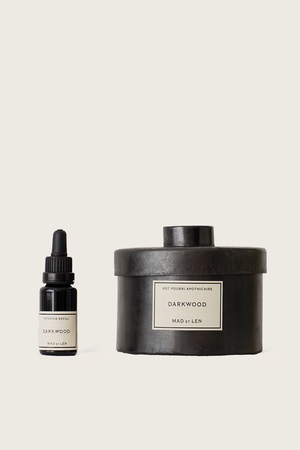 마드에렌 DARKWOOD(다크우드) 다크우드 스몰 스톤포푸리 다포디케르 앰버 라바는 철제 용기에 앰버스톤과 라바스톤을 담아 은은한 향을 선사하는 실내 방향제입니다. 스몰 사이즈(12x10 cm)로, 영적인, 검은 땅, 검은 무화과, 고귀한 앰버, 다크 우드 등 17가지 다채로운 향을 제공합니다. 수제작으로 제작되었으며, 불규칙한 용기 형태와 라벨 위치가 특징입니다. 15-20m² 공간에 적합하며, 리필 오일(15ML)이 포함되어 있습니다.