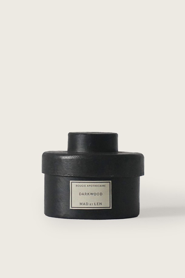 마드에렌 미니 인테리어 캔들 (MINI CANDLES)은 식물성 왁스로 수제작된 캔들입니다. 미니와 스몰 두 가지 사이즈로 제공되며, 블랙 컬러의 심플한 디자인이 특징입니다.  SPIRITUELLE, TERRE NOIRE, FIGUE NOIRE, AMBRE NOBILE 등 15가지 다채로운 향을 선택할 수 있습니다. 파라벤, 석유, CMR 성분은 사용하지 않아 안심하고 사용할 수 있으며, 미니 사이즈는 약 30시간, 스몰 사이즈는 약 65시간 동안 연소됩니다.
