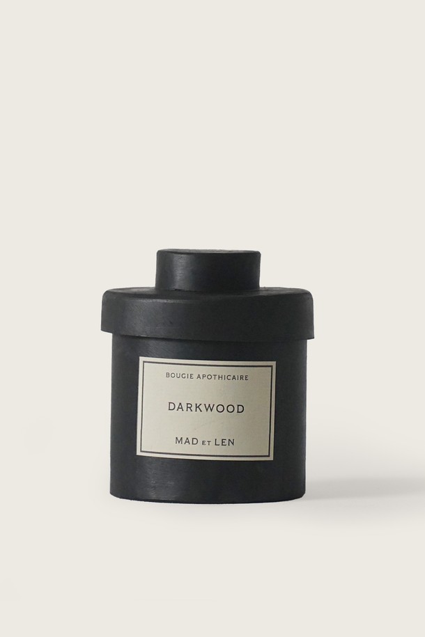 마드에렌 스몰 인테리어 캔들, 'SMALL CANDLES'는 식물성 왁스와 철제 용기의 조화가 돋보이는 캔들입니다. 블랙 컬러의 수제작 용기에 담겨 있으며, 다크우드, 스모키 아로마틱 레더, 고사리, 에보니, 타르, 번트 바크 향을 은은하게 즐길 수 있습니다. 스몰 사이즈로 65시간 동안 연소되며, 파라벤, 석유, CMR 유해 성분 없이 천연 성분으로 제작되었습니다. 수제작 라벨과 아티저널 마감으로 완성되어 인테리어 소품으로 활용하기 좋습니다.
