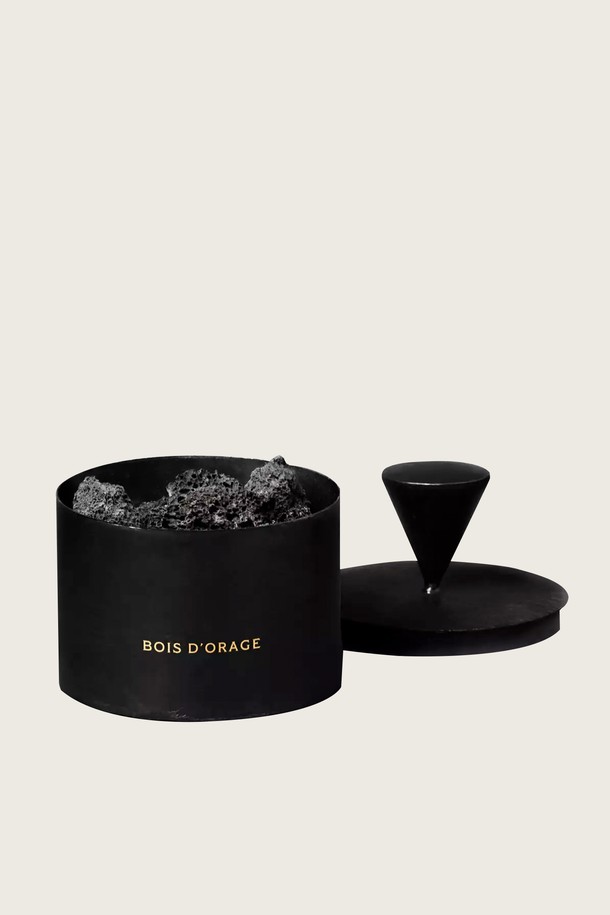 마드에렌(MAD et LEN) 공식 르메르 스톤포푸리 미네랄토템 디퓨저, BOIS D'ORAGE(보아 드 오라지)를 소개합니다. 유려한 디자인의 블랙 컬러 유리 용기에 담긴 이 제품은 사하라 사막 화산석과 용암석을 사용하여 수제작으로 완성되었습니다. 15ml 용량으로, 공간에 은은하게 향을 확산시키는 기능성을 갖추었습니다. 각 제품은 수작업으로 제작되어 개별적인 특징을 지니며, 조각적 아름다움과 유기적 구조를 통해 특별함을 더합니다. 천연 소재를 사용하여 자연스러운 향을 선사하는 디퓨저입니다.
