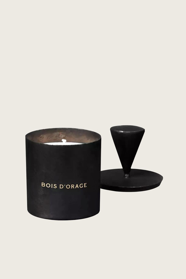 마드에렌 공식 르메르 캔들 BOIS D'ORAGE (부아 도라쥬) LEMAIRE (르메르) X MAD ET LEN (마드 앤 렌)입니다. 100% 식물성 왁스와 수작업으로 제작된 블랙 컬러의 아이언 케이스가 특징입니다. 65시간의 넉넉한 연소 시간을 통해 자연스러운 향을 은은하게 즐길 수 있으며, 미니멀하고 모던한 스타일을 연출합니다. 300g 중량으로, 일상 공간이나 인테리어 소품으로 활용하기 좋습니다. 핸드메이드 라벨과 용기가 더해져 소장 가치를 높입니다.
