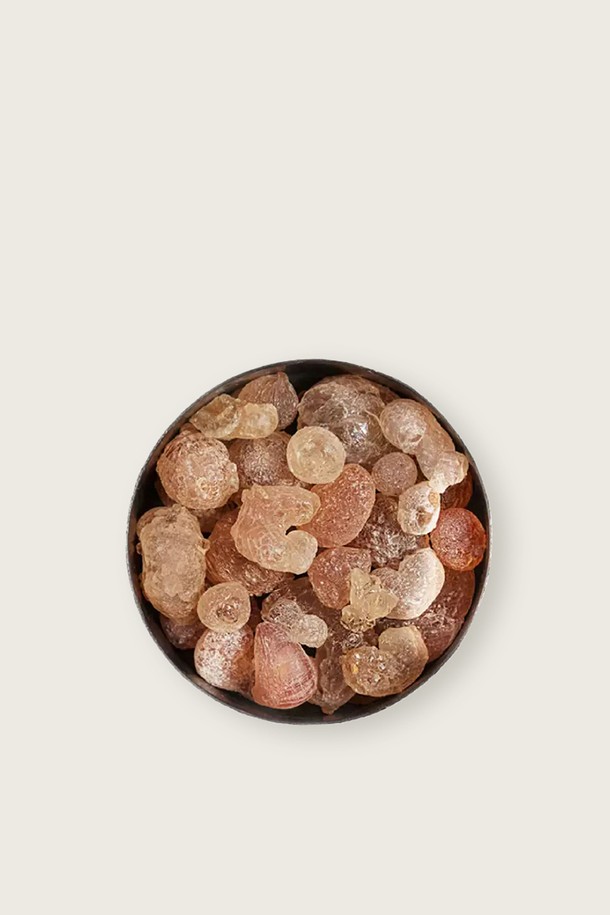 마드에렌 아스팔트로즈 스몰 스톤포푸리 디퓨저는 블랙 메탈 케이스에 담긴 고급스러운 실내 방향 제품입니다. 15-20m² 공간에 적합하며, 마카담과 로즈 다마스크 향을 선사합니다. 스몰 사이즈(12x10cm)로 제작되었으며, 식물성 앰버 스톤과 15ml 리필 오일로 구성되어 있습니다. 수제작 케이스와 향 강도 조절 기능으로, 나만의 향기를 만들 수 있습니다. 아스팔트 로즈 향을 통해 공간에 은은하고 매혹적인 분위기를 더해보세요.