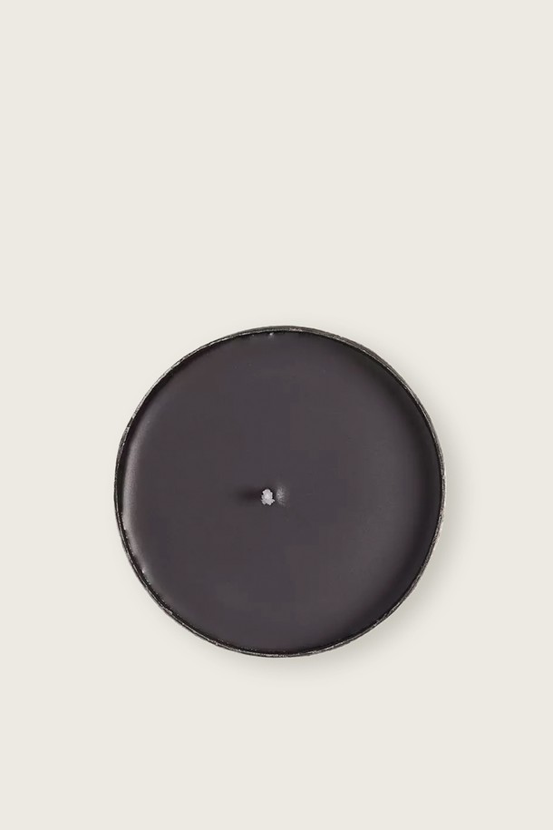 마드에렌 스몰 인테리어 캔들, 'SMALL CANDLES'는 식물성 왁스와 철제 용기의 조화가 돋보이는 캔들입니다. 블랙 컬러의 수제작 용기에 담겨 있으며, 다크우드, 스모키 아로마틱 레더, 고사리, 에보니, 타르, 번트 바크 향을 은은하게 즐길 수 있습니다. 스몰 사이즈로 65시간 동안 연소되며, 파라벤, 석유, CMR 유해 성분 없이 천연 성분으로 제작되었습니다. 수제작 라벨과 아티저널 마감으로 완성되어 인테리어 소품으로 활용하기 좋습니다.
