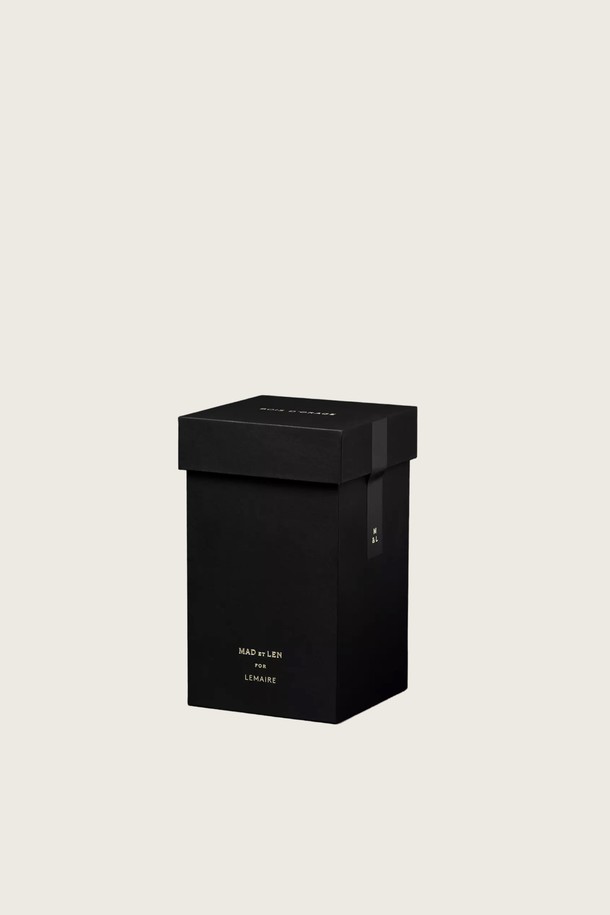 마드에렌 공식 르메르 캔들 BOIS D'ORAGE (부아 도라쥬) LEMAIRE (르메르) X MAD ET LEN (마드 앤 렌)입니다. 100% 식물성 왁스와 수작업으로 제작된 블랙 컬러의 아이언 케이스가 특징입니다. 65시간의 넉넉한 연소 시간을 통해 자연스러운 향을 은은하게 즐길 수 있으며, 미니멀하고 모던한 스타일을 연출합니다. 300g 중량으로, 일상 공간이나 인테리어 소품으로 활용하기 좋습니다. 핸드메이드 라벨과 용기가 더해져 소장 가치를 높입니다.
