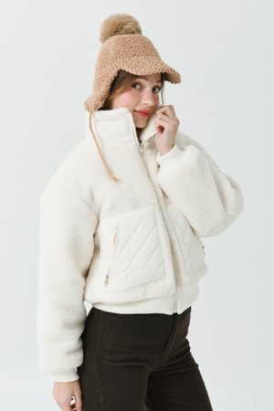 25FW 퀼팅 뽀글이 패치 하이넥 아이보리 크롭 패딩 점퍼_IVORY-a