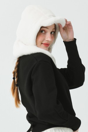 25FW 인조 퍼 후드 앤 넥 워머 마그네틱 오프닝 아이보리 워머 캡_IVORY-a