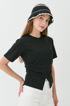 26SS 핀턱 배색 트임 라운드 블랙 반팔 티셔츠_BLACK-a