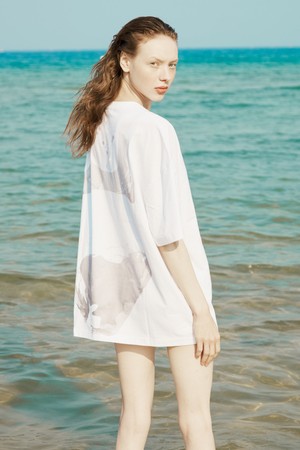 WET BIKINI PRINTED T-SHIRT (LOOSE FIT/UNISEX)_WHITE-a