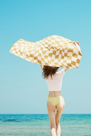 CHECKERED BEACH TOWEL (YELLOW)_YELLOW-a