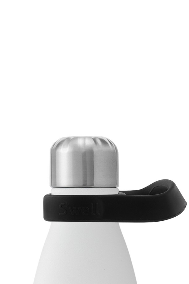 [스웰] 프리미엄 핸들 보틀용은 핑크, 블루, 블랙, 그레이 4가지 색상으로 제공되는 실리콘 소재의 보틀 핸들입니다. Small과 Large 두 가지 사이즈로 출시되어 260ml, 350ml, 500ml, 750ml 용량의 보틀과 호환됩니다. 링 형태의 디자인으로 휴대성을 높였으며, BPA Free 및 BPS Free로 안전하게 사용할 수 있습니다. 내구성이 강화되어 변형 없이 오래 사용할 수 있으며, 식기세척기, 전자레인지, 탄산음료, 드라이아이스 사용은 불가합니다.
