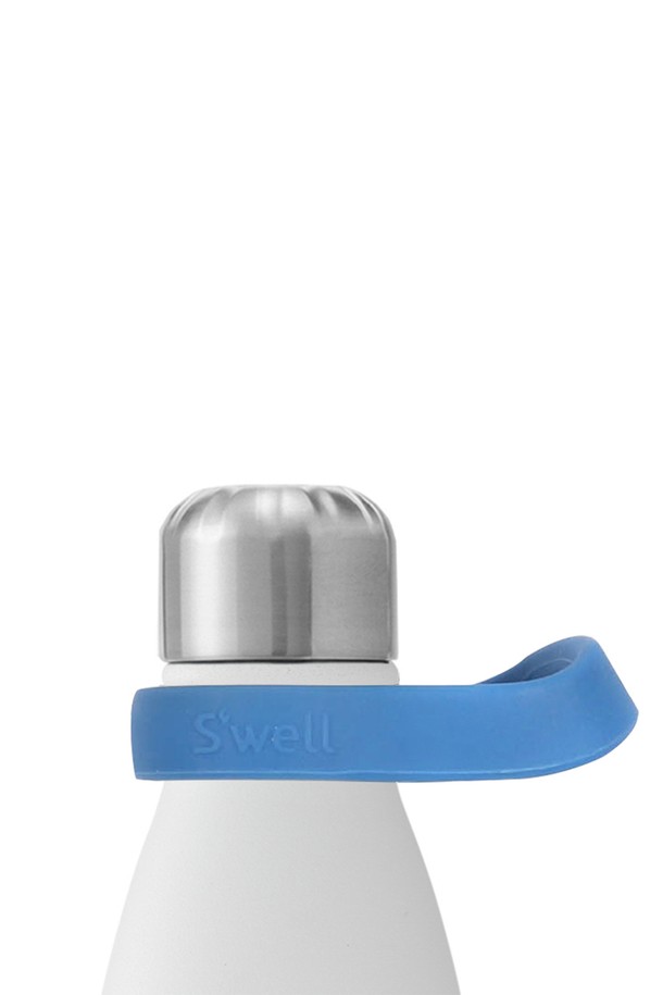 **[스웰] 프리미엄 핸들** 은 핑크, 블루, 블랙, 그레이 4가지 색상으로 출시된 보틀용 손잡이입니다. 부드러운 실리콘 소재로 제작되어 안전한 그립감을 제공하며, 손잡이 기능을 통해 휴대성을 높였습니다. Small, Large 두 가지 사이즈로 제공되며, 무지 디자인으로 깔끔함을 더했습니다. BPA & BPS Free 친환경 제품으로 내구성이 좋고 변형이 없어 안심하고 사용할 수 있습니다. 260ml부터 1,180ml까지 다양한 용량의 보틀과 호환됩니다.
