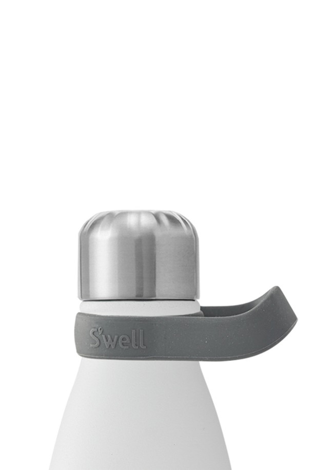 [스웰] 프리미엄 핸들 보틀용은 핑크, 블루, 블랙, 그레이 4가지 색상으로 제공되며, 실리콘 소재로 제작되어 내구성이 뛰어나고 휴대성이 좋습니다. 손잡이가 있어 편리하며, 접이식 디자인으로 사용하지 않을 때는 간편하게 보관할 수 있습니다. BPA &amp; BPS Free의 친환경 제품으로, 260ml부터 1,180ml까지 다양한 크기의 보틀 및 트래블러와 호환됩니다. S와 L 두 가지 사이즈 중 보틀에 맞는 사이즈를 선택하여 사용할 수 있습니다.
