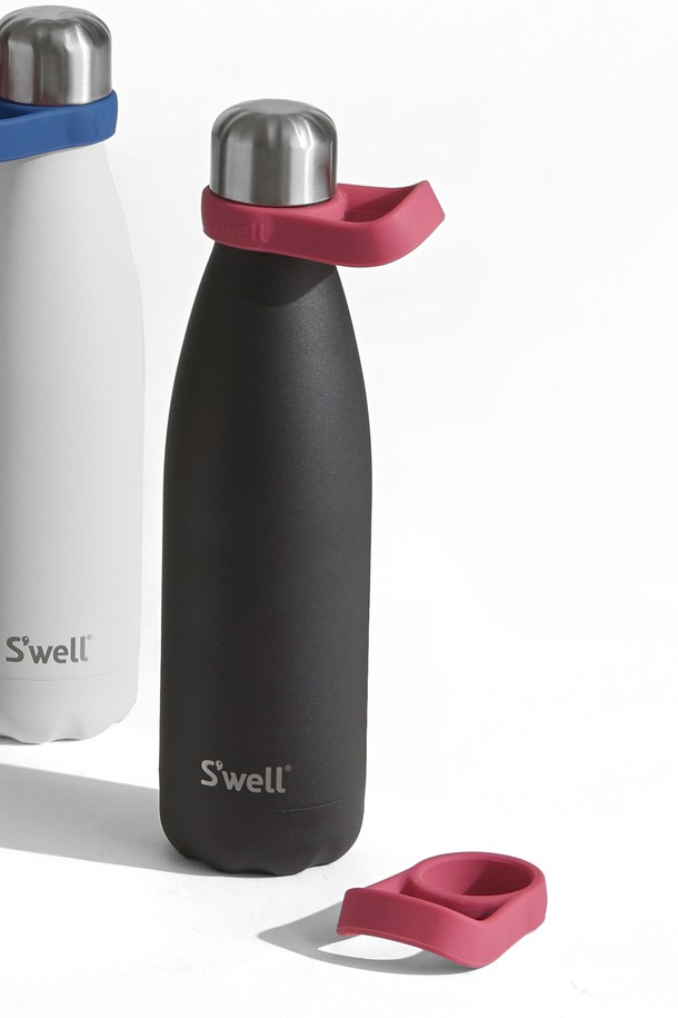 [스웰] 프리미엄 핸들 보틀용은 핑크, 블루, 블랙, 그레이 4가지 색상으로 제공되며, 부드러운 실리콘 소재로 제작되어 유연한 그립감을 선사합니다. BPA & BPS Free 친환경 소재로 안전하게 사용할 수 있으며, 링 형태의 핸들이 있어 휴대성을 높였습니다. Small, Large 두 가지 사이즈로 출시되어 다양한 보틀에 적합하며, 내구성이 뛰어나 오랫동안 사용할 수 있습니다. 식기세척기, 전자레인지, 탄산음료, 드라이아이스, 염분 함유 물질 사용은 피해주세요.
