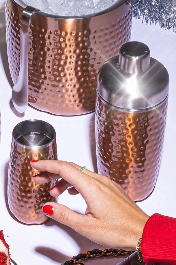 [스웰] 프리미엄 바웨어 쉐이커 530ml 딥드메탈릭은 음료 보관을 위한 프리미엄 쉐이커입니다. 스테인리스스틸 소재로 제작되어 보온 및 보냉 기능을 제공하며, 530ml 용량으로 실용성을 더했습니다. 메탈릭 컬러와 패턴 디자인이 돋보이며, 바웨어 스타일로 고급스러운 분위기를 연출합니다. 음료를 스타일리시하게 즐길 수 있는 아이템입니다.
