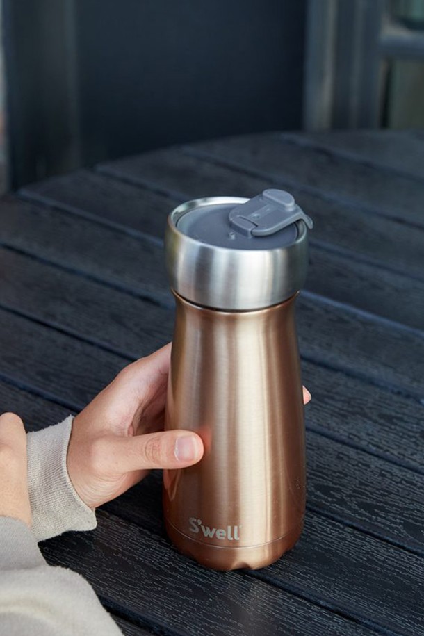 [스웰] 프리미엄 트래블러 커뮤터 리드는 스테인리스 스틸, PP, 실리콘, 고무 등 안전한 소재로 제작되어 내구성이 뛰어나며, 실버와 블랙 두 가지 색상으로 만나볼 수 있습니다. 텀블러 사용 중에도 편리하게 음용할 수 있도록 설계되었으며, 방수 및 누수 방지 기능으로 내용물이 새는 것을 효과적으로 막아줍니다. 모든 트래블러 사이즈에 호환되며, BPA/BPS Free로 안심하고 사용할 수 있습니다.
