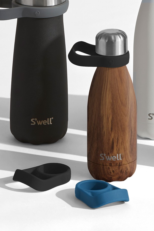 [스웰] 프리미엄 핸들 보틀용은 핑크, 블루, 블랙, 그레이 4가지 색상으로 제공되는 실리콘 소재의 보틀 핸들입니다. Small과 Large 두 가지 사이즈로 출시되어 260ml, 350ml, 500ml, 750ml 용량의 보틀과 호환됩니다. 링 형태의 디자인으로 휴대성을 높였으며, BPA Free 및 BPS Free로 안전하게 사용할 수 있습니다. 내구성이 강화되어 변형 없이 오래 사용할 수 있으며, 식기세척기, 전자레인지, 탄산음료, 드라이아이스 사용은 불가합니다.
