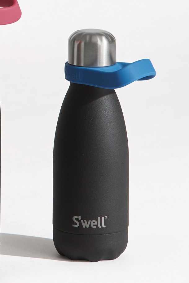 **[스웰] 프리미엄 핸들** 은 핑크, 블루, 블랙, 그레이 4가지 색상으로 출시된 보틀용 손잡이입니다. 부드러운 실리콘 소재로 제작되어 안전한 그립감을 제공하며, 손잡이 기능을 통해 휴대성을 높였습니다. Small, Large 두 가지 사이즈로 제공되며, 무지 디자인으로 깔끔함을 더했습니다. BPA & BPS Free 친환경 제품으로 내구성이 좋고 변형이 없어 안심하고 사용할 수 있습니다. 260ml부터 1,180ml까지 다양한 용량의 보틀과 호환됩니다.
