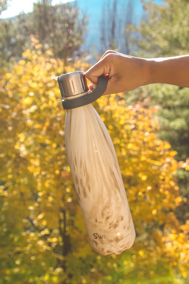 [스웰] 프리미엄 핸들 보틀용은 핑크, 블루, 블랙, 그레이 4가지 색상으로 제공되며, 실리콘 소재로 제작되어 내구성이 뛰어나고 휴대성이 좋습니다. 손잡이가 있어 편리하며, 접이식 디자인으로 사용하지 않을 때는 간편하게 보관할 수 있습니다. BPA &amp; BPS Free의 친환경 제품으로, 260ml부터 1,180ml까지 다양한 크기의 보틀 및 트래블러와 호환됩니다. S와 L 두 가지 사이즈 중 보틀에 맞는 사이즈를 선택하여 사용할 수 있습니다.
