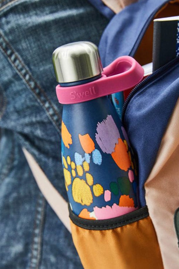 [스웰] 프리미엄 핸들 보틀용은 핑크, 블루, 블랙, 그레이 4가지 색상으로 제공되며, 부드러운 실리콘 소재로 제작되어 유연한 그립감을 선사합니다. BPA & BPS Free 친환경 소재로 안전하게 사용할 수 있으며, 링 형태의 핸들이 있어 휴대성을 높였습니다. Small, Large 두 가지 사이즈로 출시되어 다양한 보틀에 적합하며, 내구성이 뛰어나 오랫동안 사용할 수 있습니다. 식기세척기, 전자레인지, 탄산음료, 드라이아이스, 염분 함유 물질 사용은 피해주세요.
