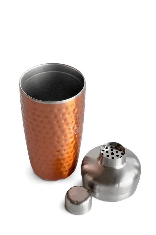 [스웰] 프리미엄 바웨어 쉐이커 530ml 딥드메탈릭은 음료 보관을 위한 프리미엄 쉐이커입니다. 스테인리스스틸 소재로 제작되어 보온 및 보냉 기능을 제공하며, 530ml 용량으로 실용성을 더했습니다. 메탈릭 컬러와 패턴 디자인이 돋보이며, 바웨어 스타일로 고급스러운 분위기를 연출합니다. 음료를 스타일리시하게 즐길 수 있는 아이템입니다.
