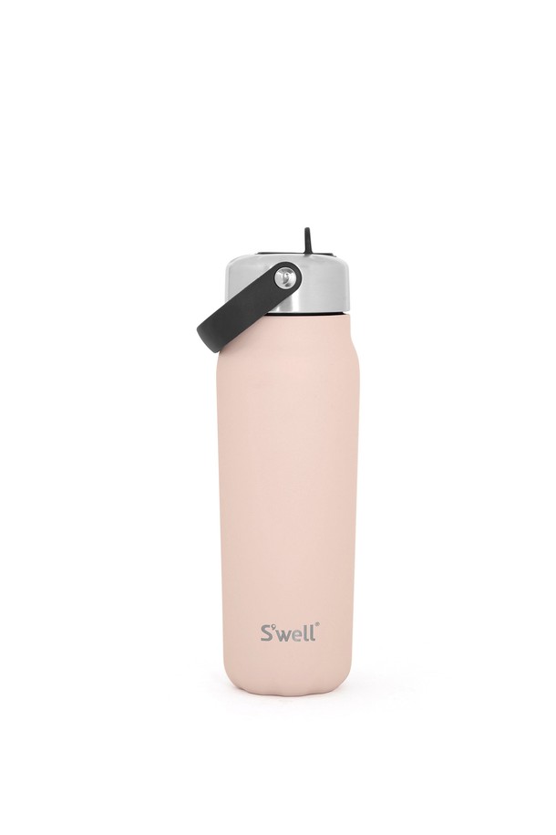 [스웰] 프리미엄 텀블러 익스플로러 700ml는 핑크 컬러의 스테인리스스틸 소재 텀블러입니다. 파우더코팅 마감으로 부드러운 촉감을 제공하며, 플립 스트로우 뚜껑과 내장 손잡이 디자인으로 휴대성을 높였습니다. 트리플월 두께의 뛰어난 보온/보냉 기능을 통해 3시간 후 냉수는 5도, 온수는 82도를 유지합니다. 100% 방수 기능과 Therma-S'well 기술 적용으로 음료의 온도 유지와 누수 방지에 탁월합니다. 700ml 용량으로 넉넉하게 음료를 즐길 수 있습니다.
