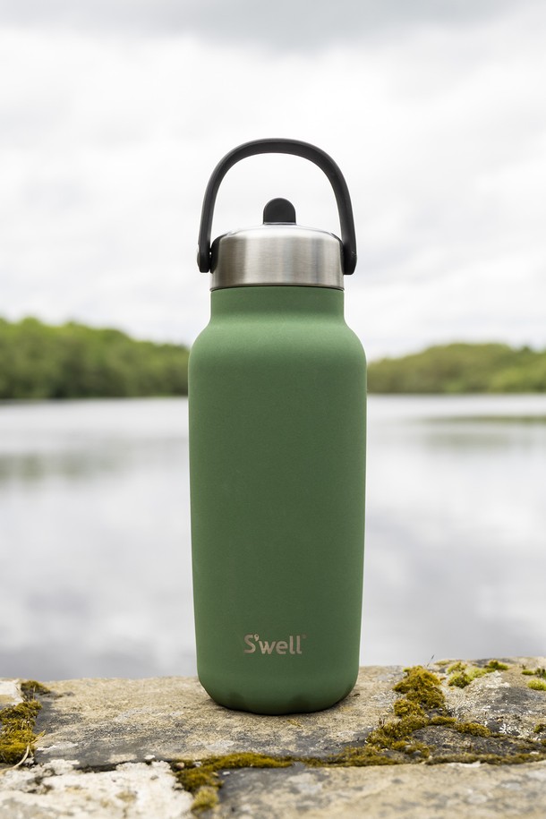 스웰 프리미엄 텀블러 익스플로러 940ml는 940ml 용량의 프리미엄 텀블러입니다. 스테인리스 스틸 소재로 제작되어 보온, 보냉 기능을 제공하며 생활 방수가 가능합니다. 싱그러운 그린 색상으로, 스웰 익스플로러 시리즈 특유의 세련된 디자인을 자랑합니다. 텀블러는 일상생활에서 음료를 즐기기에 적합하며, 깔끔하고 실용적인 디자인으로 제작되었습니다. 오랫동안 음료의 온도를 유지해주어 편리하게 사용할 수 있습니다.
