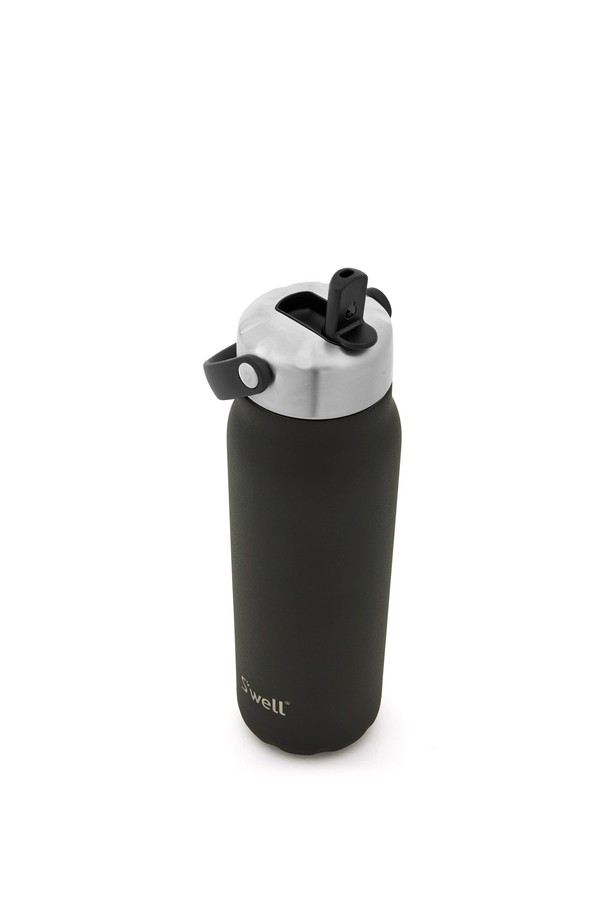 [스웰] 프리미엄 텀블러 익스플로러 700ml는 스테인리스스틸 소재로 제작된 프리미엄 텀블러입니다. 700ml 용량으로 넉넉한 음료를 담을 수 있으며, 휴대용 손잡이가 있어 편리합니다. 이중 구조로 제작되어 보온 및 보냉 기능을 제공하여 계절에 상관없이 음료를 적절한 온도로 즐길 수 있습니다. 색상은 블랙 단일 색상으로 심플하고 세련된 디자인을 자랑합니다.
