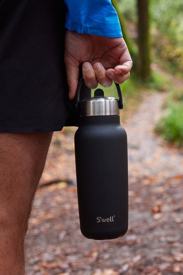 [스웰] 프리미엄 텀블러 익스플로러 940ml는 하이킹, 여행, 스포츠, 일상 등 다양한 용도로 활용하기 좋은 텀블러입니다. Onyx(오닉스), Himalayan Salt(히말라얀 솔트), Green Jasper(그린 재스퍼)의 세련된 3가지 색상으로 출시되었으며, 미니멀한 디자인과 인체공학적 손잡이가 특징입니다. 진공 3중 단열 방식으로 최대 10시간 보온, 42시간 보냉이 가능하며, 결로 방지 기능으로 쾌적하게 사용할 수 있습니다. BPA/BPS Free(비에이피에이/비에이피에스 프리) 소재와 분리 세척 가능한 구조로 위생적이며, 플립 빨대 뚜껑으로 편리하게 음료를 즐길 수 있습니다.
