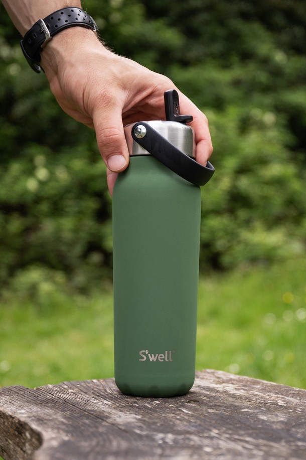 [스웰] 프리미엄 텀블러 익스플로러 700ml는 아웃도어 활동, 하이킹, 여행, 스포츠를 즐기는 당신에게 완벽한 동반자입니다. 히말라얀 솔트, 그린 재스퍼, 오닉스 세 가지 세련된 컬러로 출시되었으며, 스테인리스 스틸, PP, 실리콘 소재를 사용하여 견고하고 안전합니다. 36시간 보냉, 8시간 보온 가능한 트리플 진공 단열 기술과 결로 방지 기능으로 언제 어디서나 최적의 음료 온도를 유지합니다. 플립 스트로 뚜껑, 인체공학적 손잡이, 분리 가능한 부품 디자인으로 편리함까지 더했습니다. BPA & BPS free, 인체무해한 소재로 안심하고 사용할 수 있으며, 세척 또한 용이합니다.
