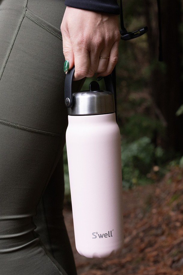 [스웰] 프리미엄 텀블러 익스플로러 700ml는 핑크 컬러의 스테인리스스틸 소재 텀블러입니다. 파우더코팅 마감으로 부드러운 촉감을 제공하며, 플립 스트로우 뚜껑과 내장 손잡이 디자인으로 휴대성을 높였습니다. 트리플월 두께의 뛰어난 보온/보냉 기능을 통해 3시간 후 냉수는 5도, 온수는 82도를 유지합니다. 100% 방수 기능과 Therma-S'well 기술 적용으로 음료의 온도 유지와 누수 방지에 탁월합니다. 700ml 용량으로 넉넉하게 음료를 즐길 수 있습니다.
